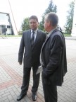 Kelmės rajono švietimo, kultūros ir sporto skyriaus vedėjas S.Michailovas su Kelmės vaikų ir jaunimo sporto mokyklos direktoriumi A.Samulioniumi